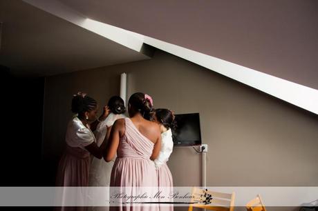 Photographe de mariage à Paris – Les préparatifs de la mariée – Mariage J+R cérémonie, coiffure, l'échange des alliances, la sortie de l'église, les bijoux, les parents des futurs mariés, les préparatifs de la mariée, maquillage, reportage mariage, robe de mariée, photographe de mariage à paris