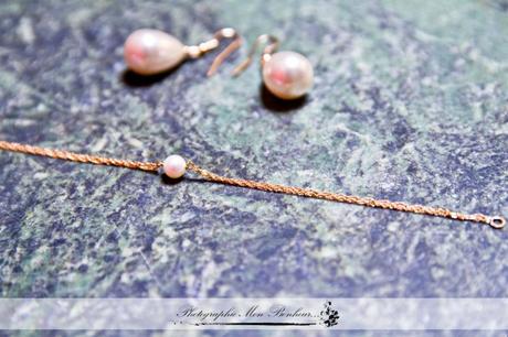 Photographe de mariage à Paris – Les préparatifs de la mariée – Mariage J+R cérémonie, coiffure, l'échange des alliances, la sortie de l'église, les bijoux, les parents des futurs mariés, les préparatifs de la mariée, maquillage, reportage mariage, robe de mariée, photographe de mariage à paris