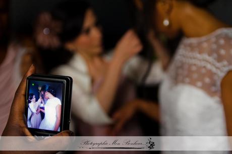 Photographe de mariage à Paris – Les préparatifs de la mariée – Mariage J+R cérémonie, coiffure, l'échange des alliances, la sortie de l'église, les bijoux, les parents des futurs mariés, les préparatifs de la mariée, maquillage, reportage mariage, robe de mariée, photographe de mariage à paris