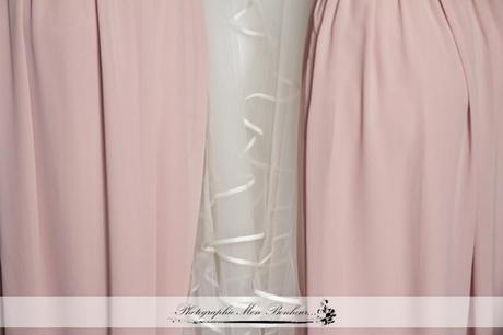 Photographe de mariage à Paris – Les préparatifs de la mariée – Mariage J+R cérémonie, coiffure, l'échange des alliances, la sortie de l'église, les bijoux, les parents des futurs mariés, les préparatifs de la mariée, maquillage, reportage mariage, robe de mariée, photographe de mariage à paris