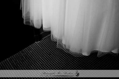 Photographe de mariage à Paris – Les préparatifs de la mariée – Mariage J+R cérémonie, coiffure, l'échange des alliances, la sortie de l'église, les bijoux, les parents des futurs mariés, les préparatifs de la mariée, maquillage, reportage mariage, robe de mariée, photographe de mariage à paris