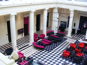 Radisson Blu Hôtel Nantes Ancienne Salle des pas perdus au damier noir et blanc préservé