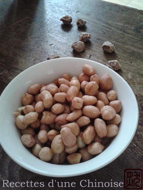 Cacahuètes aux prunes séchées et aux champignons noirs 话梅花生 huàméi huāshēng