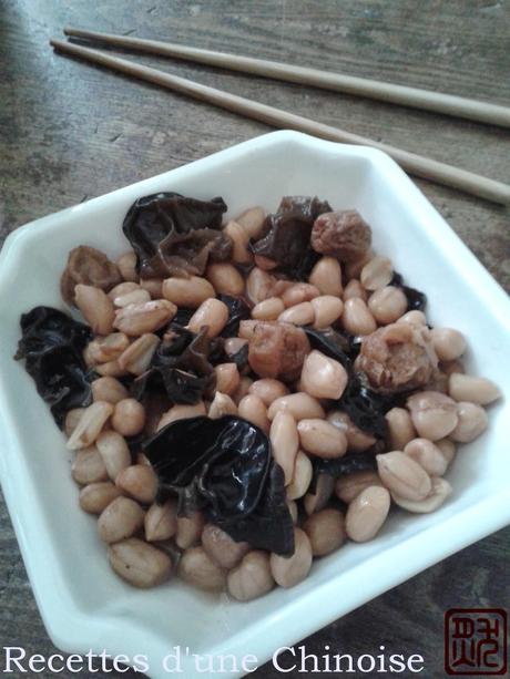 Cacahuètes aux prunes séchées et aux champignons noirs 话梅花生 huàméi huāshēng