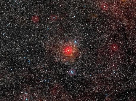 La plus grosse étoile hypergéante jaune jamais observée Image grand champ de l'étoile HR 5171 A, une hypergéante jaune d'environ 1,8 milliard de km de diamètre