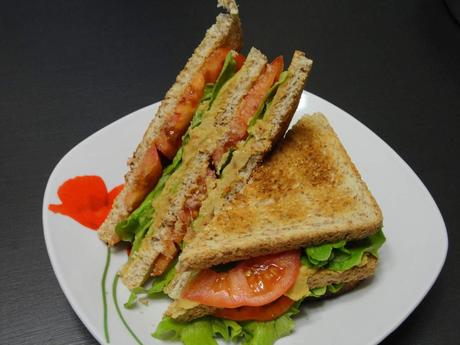 Club sandwich à la tomate, purée de pois chiche et d'avocat