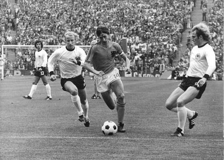 Uli Hoeness face à Johann Cruyff, 1974 - source Wikipedia Hoeness über Alles