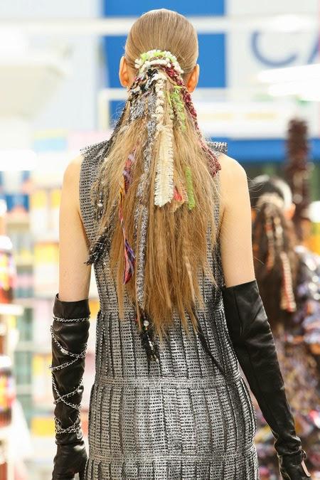 La queue de cheval : la nouvelle coiffure démente qui envahit les podiums... La queue de cheval : la nouvelle coiffure démente qui envahit les podiums...