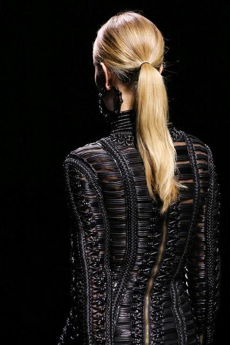La queue de cheval : la nouvelle coiffure démente qui envahit les podiums... La queue de cheval : la nouvelle coiffure démente qui envahit les podiums...