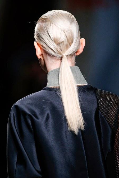 La queue de cheval : la nouvelle coiffure démente qui envahit les podiums... La queue de cheval : la nouvelle coiffure démente qui envahit les podiums...