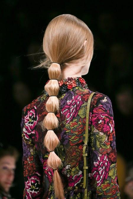La queue de cheval : la nouvelle coiffure démente qui envahit les podiums... La queue de cheval : la nouvelle coiffure démente qui envahit les podiums...