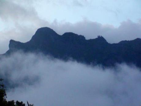 Les Trois Salazes, alpinisme tropical entre les cirques (Réunion) Les Trois Salazes vu de Cilaos, Réunion