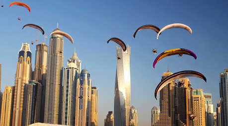 Découvrez Dubaï en parapente à moteur