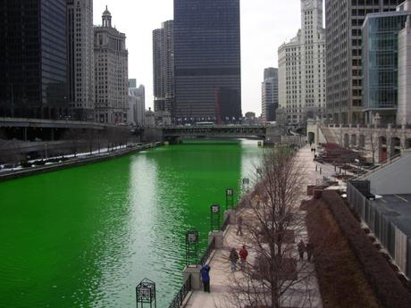 La rivière Chicago colorée en vert pour la Saint-Patrick