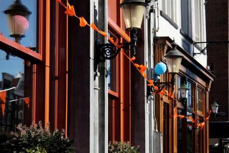 Les drapeaux oranges qui décorent la ville d'Amsterdam pendant la Fête de la Reine Fete de la reine