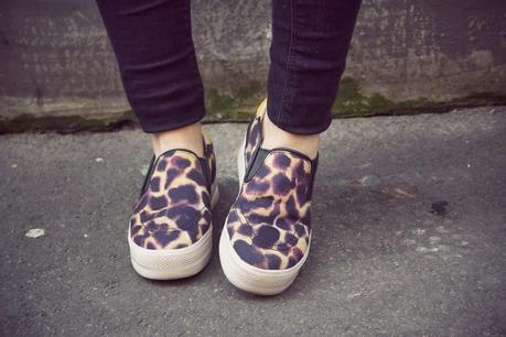 # Des ptits trous # # Des ptits trous #