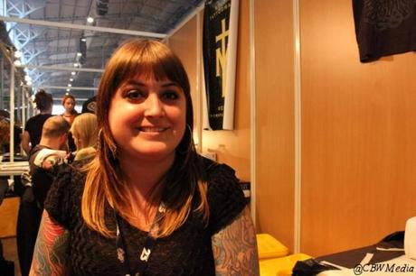 J’ai testé I le Mondial du Tatouage 2014 Cat Bijou, accent de Céline mais vraiment pas ses inspirations, la tatoueuse diffuse son univers loufoque et assez kawaii sur la peau, avec une bonne dose d’humour.