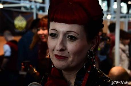 J’ai testé I le Mondial du Tatouage 2014 Flô, pin up fetish, raconte sa vie via ses tatouages et fait de sa saga une expérience atypique notamment en portant des vêtements en latex. A noter qu’elle a dû talquer son corps avant de s’habiller.