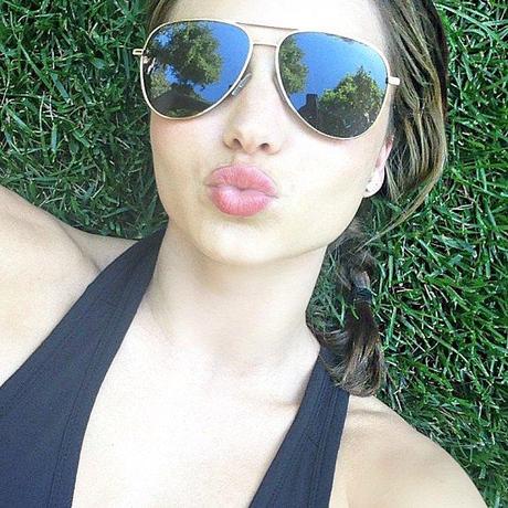 Miranda-Kerr-blew-kiss-her-fans-cute-selfie