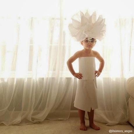 4 ans et créatrice de robes en papier