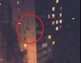 Une étrange créature descend les parois d'un immeuble (Russie)