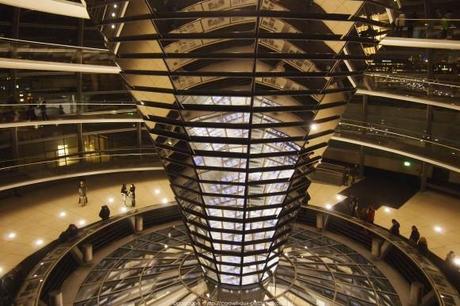 Visite du Reichstag en nocturne et balade architecturale dans le quartier du Gouvernement à Berlin autour-du-reichstag-en-nocturne-37_gagaone