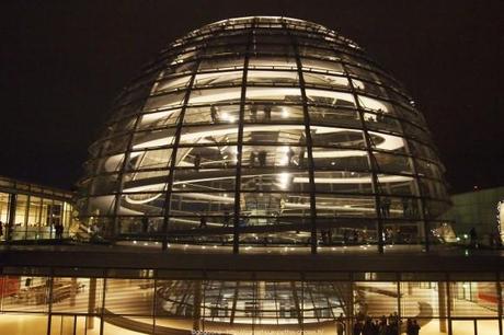 Visite du Reichstag en nocturne et balade architecturale dans le quartier du Gouvernement à Berlin autour-du-reichstag-en-nocturne-34_gagaone