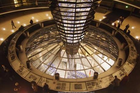 Visite du Reichstag en nocturne et balade architecturale dans le quartier du Gouvernement à Berlin autour-du-reichstag-en-nocturne-38_gagaone