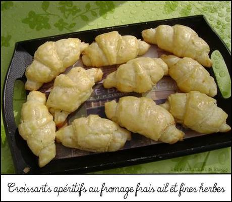 Croissants-aperitifs-au-fromage-frais-ail-et-fines-herbes.jpg