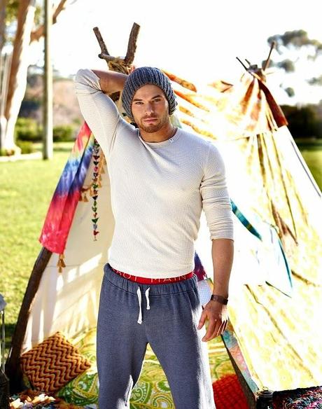 Kellan Lutz pose pour Abbot et Main Kellan Lutz pose pour Abbot et Main
