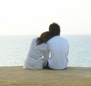 Les plantes, les hormones et la fertilité Couple Relaxing at the Beach