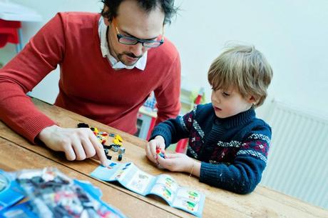 Papa aide Charly a construire son premier LEGO Papa aide Charly a construire son premier LEGO