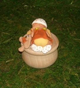 bébé sur p'tite boite ronde DSCN6343