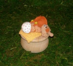 bébé sur p'tite boite ronde DSCN6346