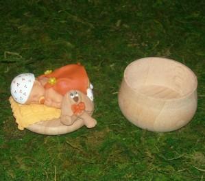 bébé sur p'tite boite ronde DSCN6349