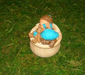 bébé sur p'tite boite ronde DSCN6336