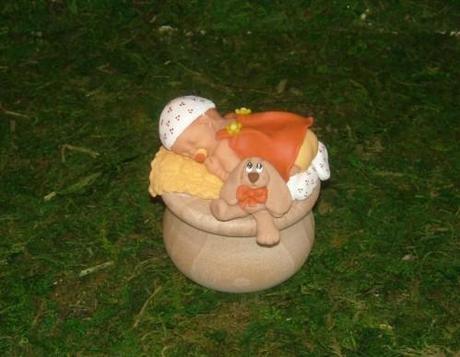 bébé sur p'tite boite ronde DSCN6342