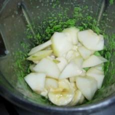 Jus vert : épinard, poire, banane et lait d’amande. Jus vert : épinard, poire, banane et lait d’amande.