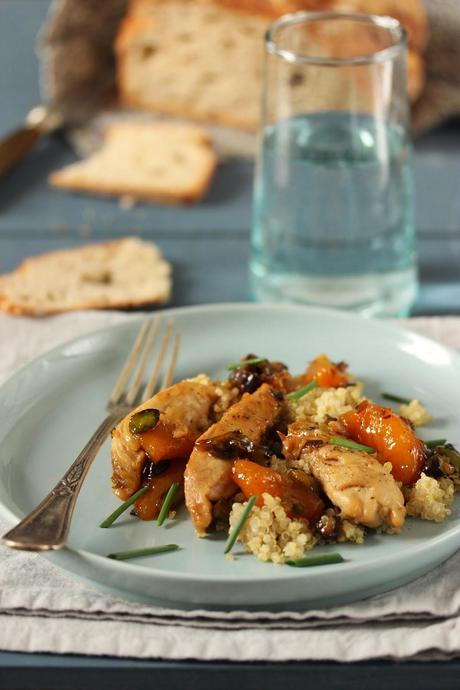 Poêlée de quinoa aux aiguillettes de volaille et aux abricots