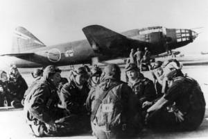 Pilotes japonais devant un Ohka arrimé à un bombardier