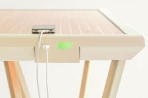 Une table capable de recharger nos gadgets électroniques grâce à une surface photovoltaïque colorée efficace même en faible lumière.