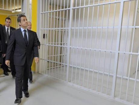Malgré les difficultés, Nicolas Sarkozy garde le moral, nous le voyons ici choisir sa résidence secondaire. 