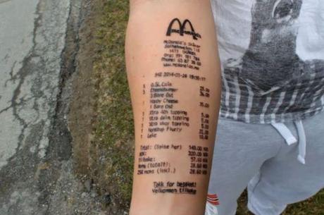 Stian Ytterdahl se fait tatouer une facture de McDonald's sur le bras