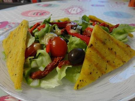 Polenta grillée, salade verte, olives et tomates séchées
