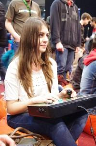RAZER ATROX : le fighting stick qui rend beau On a même réussi à attirer une jolie demoiselle sur notre stand avec nos sticks Atrox ^^