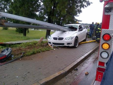 Une BMW s'empale dans une glissière de sécurité (Afrique du Sud)