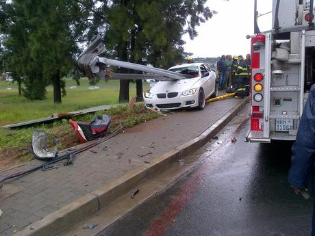Une BMW s'empale dans une glissière de sécurité (Afrique du Sud)