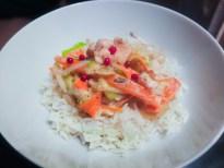 Poulet lait de coco, légumes croquants et baies roses Poulet lait de coco, légumes croquants et baies roses