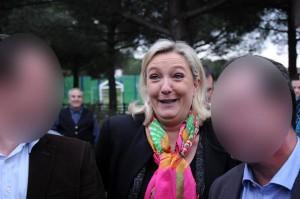 Dernière minute (2/04/2014) La grande question : est-ce en ayant l'air encore plus con que François Hollande qu'on accroît ses chances d'arriver à l'Elysée ?