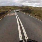 Un motard échappe de peu à la mort (Grande-Bretagne)